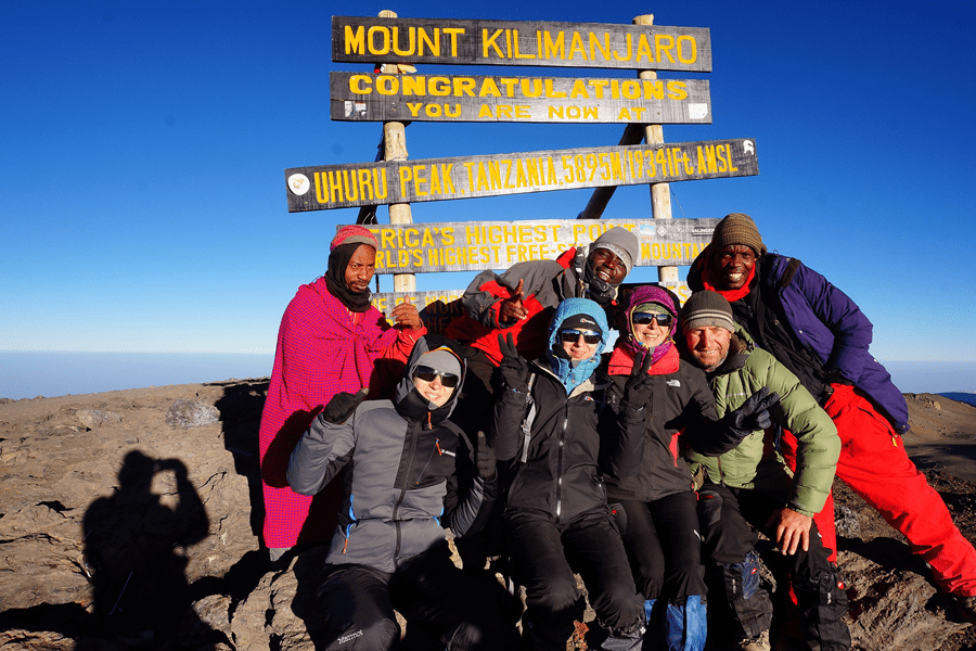 O farmacista de la CATENA a cucerit muntele Kilimanjaro